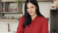 Menyesuaikan interior dapurnya yang didominasi warna-warna dasar seperti cokelat dan putih, chef Devina pilih peralatan masak keren dan simpel. Terlihat panci dan wajan yang dipilihnya berbahan stainless steel.