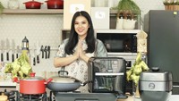 Chef 28 tahun ini tak pelit berbagi ide dan ilmu. Biasanya ia mengunggah video masak di YouTube dengan setting dapur rumahnya sendiri.