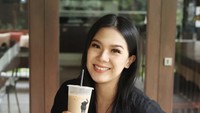 Jebolan MasterChef Indonesia musim kelima, Devina Hermawan kini punya banyak penggemar. Di Instagram hingga Twitter, resep-resep praktis chef Devina kerap disukai netizen.