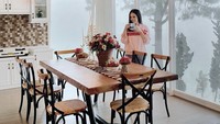 Kalau ini penampakan ruang makan dan dapur simpel di villa milik chef Devina. Ia mengatakan dapurnya di villa hanya berisi kompor dan kulkas. Untuk meja makannya terlihat keren karena dibuat dari kayu pohon sekitar villa.