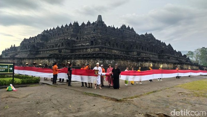 Bendera Merah Putih sepanjang 1000 meter dibentangkan mengelilingi Candi Borobudur di Kabupaten Magelang, Jawa Tengah, Rabu (1/6/2022).