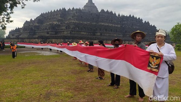 Selanjutnya, bendera Merah Putih tersebut dibentangkan sepanjang jalan hingga Gerbang Gajah di Kembanglimus. Perjalanan dari Candi Borobudur hingga Balkondes Kembanglimus menempuh jarak sekitar 3 km.  