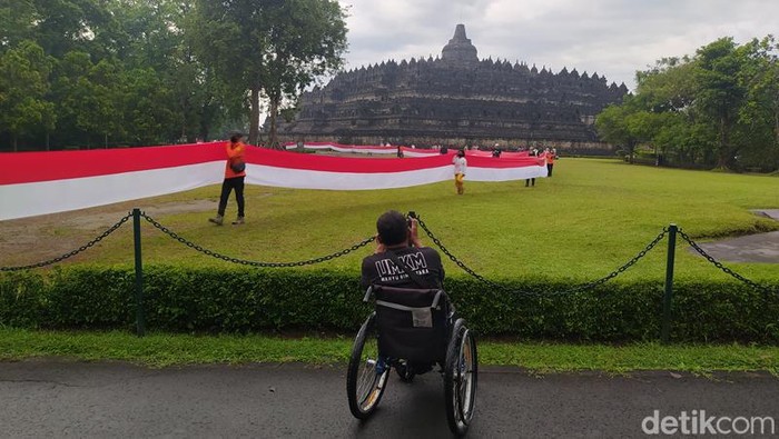 1.000 Meter Merah Putih Dibentangkan Kelilingi Candi Borobudur Bendera Merah Putih sepanjang 1000 meter dibentangkan mengelilingi Candi Borobudur di Kabupaten Magelang, Jawa Tengah, Rabu (1/6/2022).