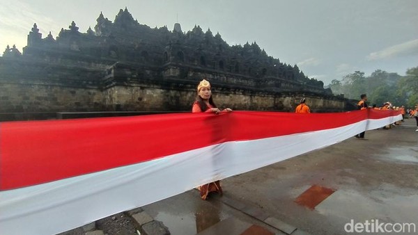 Bendera Merah Putih sepanjang 1000 meter dibentangkan mengelilingi Candi Borobudur di Kabupaten Magelang, Jawa Tengah, Rabu (1/6/2022).  