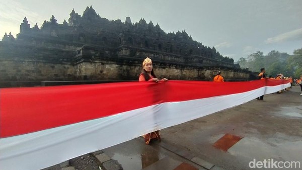Bendera Merah Putih sepanjang 1000 meter dibentangkan mengelilingi Candi Borobudur di Kabupaten Magelang, Jawa Tengah, Rabu (1/6/2022). Â Bendera Merah Putih sepanjang 1000 meter dibentangkan mengelilingi Candi Borobudur di Kabupaten Magelang, Jawa Tengah, Rabu (1/6/2022). Â