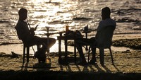 Saat senja, ada juga lho warga yang duduk menikmati lansekap keindahannya.