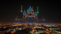 Puluhan drone tersebut membentuk gambar uni yang tentunya sangat disukai anak-anak.