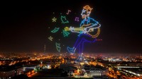 Dari foto tersebut, terlihat rangkaian drone membentuk seorang anak yangs edang bermain gitar.
