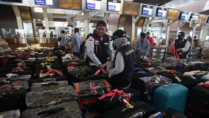 325 Petugas Haji Mulai Berangkat ke Arab Saudi Petugas KKP Bandara Soetta memeriksa dokumen vaksin sejumlah Petugas Panitia Penyelenggara Ibadah Haji (PPIH) Indonesia 1443 H/2022 di Terminal 3 Bandara Soekarno Hatta, Tangerang, Banten, Rabu (1/6/2022). Sebanyak 325 dari 1.901 petugas diberangkatkan pada gelombang pertama untuk bertugas di Daerah Kerja (Daker) Bandara dan Madinah yang terdiri dari petugas kesehatan, pembimbing jamaah, dan petugas pengurusan dokumen. ANTARA FOTO/Muhammad Iqbal/YU