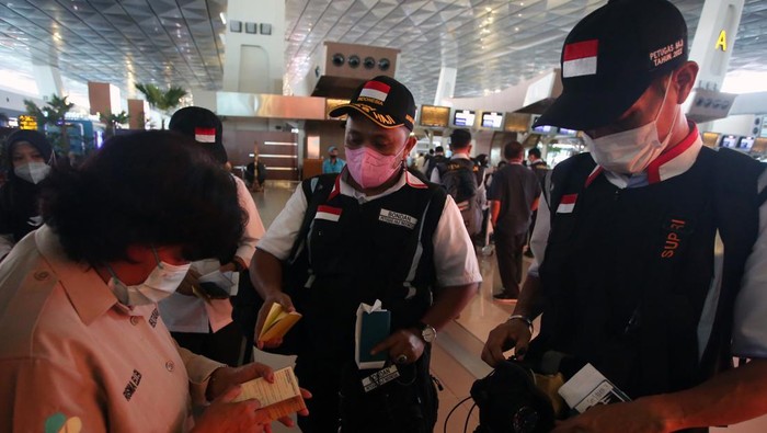 325 Petugas Haji Mulai Berangkat ke Arab Saudi Petugas KKP Bandara Soetta memeriksa dokumen vaksin sejumlah Petugas Panitia Penyelenggara Ibadah Haji (PPIH) Indonesia 1443 H/2022 di Terminal 3 Bandara Soekarno Hatta, Tangerang, Banten, Rabu (1/6/2022). Sebanyak 325 dari 1.901 petugas diberangkatkan pada gelombang pertama untuk bertugas di Daerah Kerja (Daker) Bandara dan Madinah yang terdiri dari petugas kesehatan, pembimbing jamaah, dan petugas pengurusan dokumen. ANTARA FOTO/Muhammad Iqbal/YU
