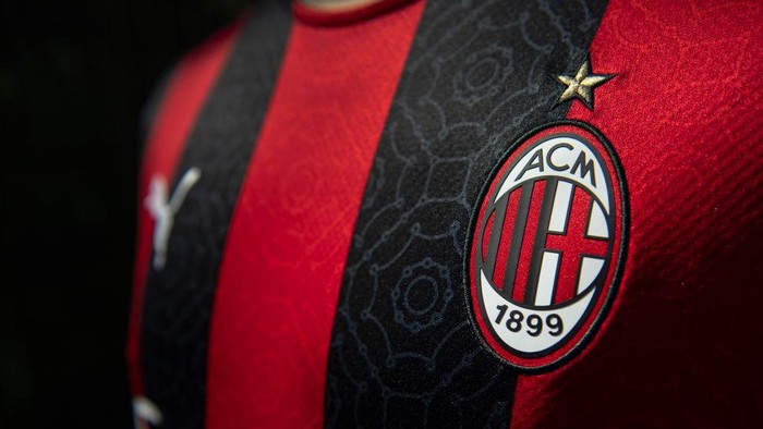MANCHESTER, ENGLAND - MAY 19: The AC Milan home shirt displaying the club badge on May 19, 2021 in Manchester, United Kingdom. (Photo by Visionhaus/Getty Images)