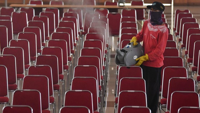 Asrama Haji Pondok Gede Bersiap Sambut Calon Jamaah Petugas menyemprotkan cairan disinfektan pada ruangan masjid di Asrama Haji Pondok Gede, Jakarta, Rabu (1/6/2022). Kementerian Agama mempersiapkan sarana dan prasarana di lokasi tersebut unduk menyambut jamaah calon jamaah haji DKI Jakarta mulai Jumat (3/6/2022). ANTARA FOTO/Aditya Pradana Putra/YU