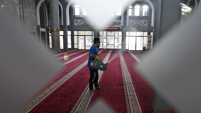 Asrama Haji Pondok Gede Bersiap Sambut Calon Jamaah Petugas menyemprotkan cairan disinfektan pada ruangan masjid di Asrama Haji Pondok Gede, Jakarta, Rabu (1/6/2022). Kementerian Agama mempersiapkan sarana dan prasarana di lokasi tersebut unduk menyambut jamaah calon jamaah haji DKI Jakarta mulai Jumat (3/6/2022). ANTARA FOTO/Aditya Pradana Putra/YU