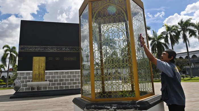 Asrama Haji Pondok Gede Bersiap Sambut Calon Jamaah Petugas menyemprotkan cairan disinfektan pada ruangan masjid di Asrama Haji Pondok Gede, Jakarta, Rabu (1/6/2022). Kementerian Agama mempersiapkan sarana dan prasarana di lokasi tersebut unduk menyambut jamaah calon jamaah haji DKI Jakarta mulai Jumat (3/6/2022). ANTARA FOTO/Aditya Pradana Putra/YU