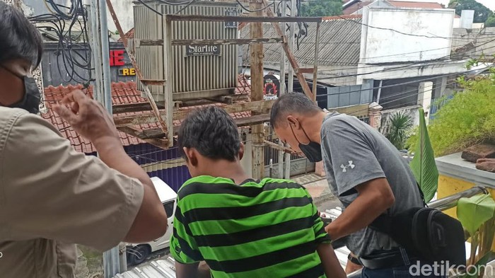 Balkon tempat nenek di Kota Kediri tersengat listrik saat hendak bersih-bersih.