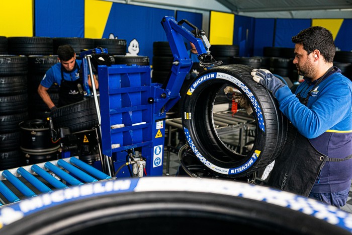 Ban Mobil Listrik Formula E