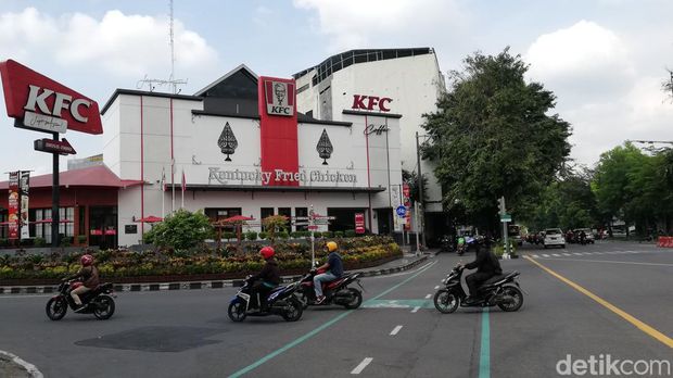 Bekas lokasi bioskop Dhady Sar Pon menjadi restoran cepat saji.