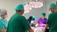 Kaki Bella Shofie Lemas Temani Anak Sunat di Ruang Operasi