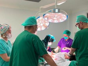 Kaki Bella Shofie Lemas Temani Anak Sunat di Ruang Operasi