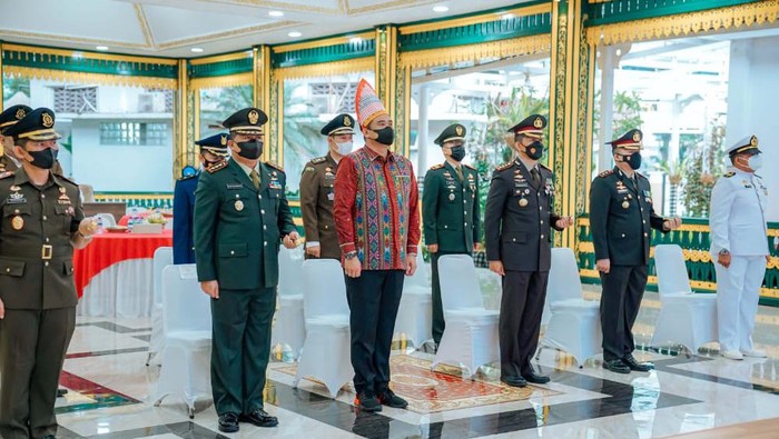 Bobby Nasution mengenakan baju adat Batak Toba pada upacara Hari Lahir Pancasila.