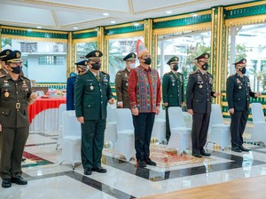 Ikuti Upacara Hari Lahir Pancasila, Bobby Pakai Baju Adat Batak Toba