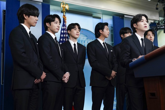 BTS bertemu dengan Presiden Joe Biden untuk berbicara tenntang kebencian Anti-Asia. RM dan rekan-rekannya menyerukan untuk melawan kebencian Anti-Asia yang belakangan merebak di Amerika Serikat. Foto: AP Photo/Susan Walsh