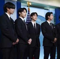 BTS bertemu dengan Presiden Joe Biden untuk berbicara tenntang kebencian Anti-Asia. RM dan rekan-rekannya menyerukan untuk melawan kebencian Anti-Asia yang belakangan merebak di Amerika Serikat. Foto: AP Photo/Susan Walsh