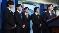 Anggota BTS lainnya, Suga, yang berbicara melalui seorang penerjemah juga mengingatkan para penggemar bahwa menjadi berbeda itu bukan suatu kesalahan. AP Photo/Susan Walsh