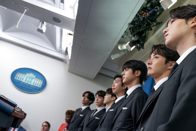 V, Jimin, Jungkook, RM, Jin, Suga, J-Hope BTS hadir di Gedung Putih, Washington, DC, Amerika Serikat pada Selasa (31/5/2022). Foto: AP Photo/Andrew Harnik