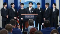 RM, pemimpin grup dan satu-satunya anggota band yang fasih berbahasa Inggris, memulai dengan berterima kasih kepada Jean-Pierre atas kata-kata baik-nya, dan memperkenalkan grup tersebut. AP Photo/Evan Vucci