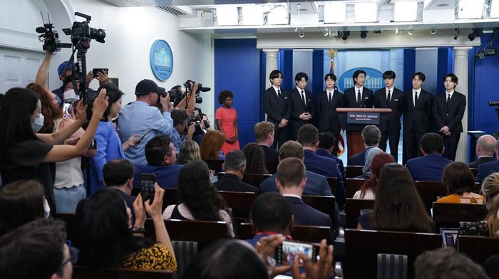 BTS Gegerkan Gedung Putih, Siap Kampanye Anti-Asia di AS Members of the K-pop supergroup BTS speak as they join White House press secretary Karine Jean-Pierre during the daily briefing at the White House, Tuesday, May 31, 2022, in Washington. (AP Photo/Evan Vucci)