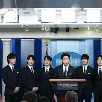 “Halo, kami BTS dan sebuah kehormatan bagi kami telah diundang ke Gedung Putih hari ini untuk mendiskusikan topik penting tentang kejahatan anti-Asia, inklusi Asia, dan keberagaman, ucap RM yang dikenal sebagai leader BTS saat jumpa pers di Gedung Putih usai bertemu Joe Biden. Foto: AP Photo/Evan Vucci