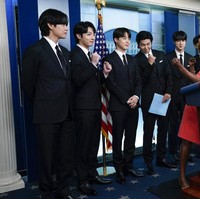 “Sebuah kebanggaan setelan Tailorable ada di pertemuan antara BTS dan Presiden Amerika Serikat Joe Biden. Aku berharap kalian warga Amerika tidak memiliki diskriminasi atau kebencian pada orang Asia, minoritas dan Indian,” tulis akun Instagram @tailorable dalam unggahannya. Foto: AP Photo/Susan Walsh