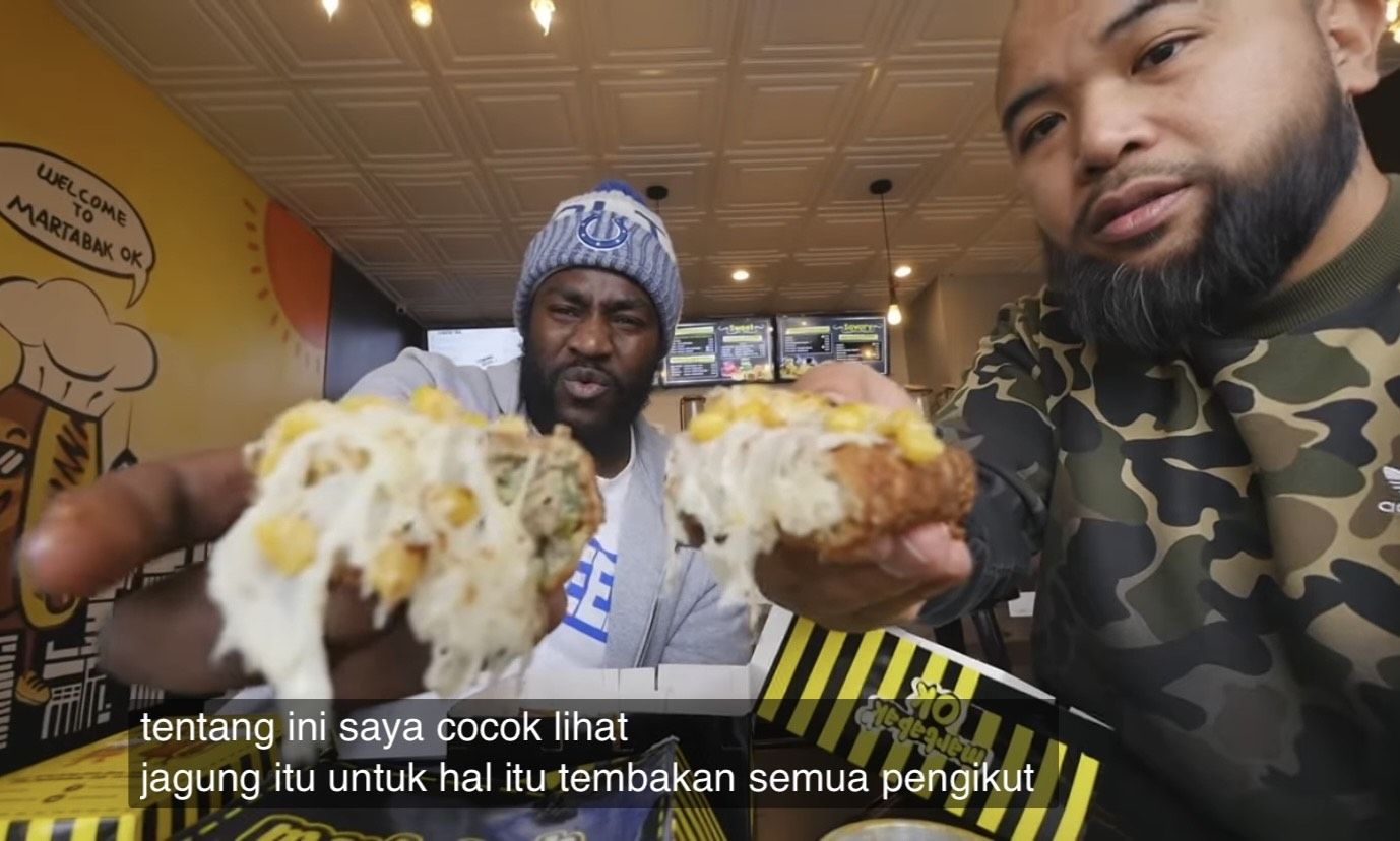 Bule cicip martabak manis dan telur di gerai Martabak OK, Washington Ave, Amerika Serikat.