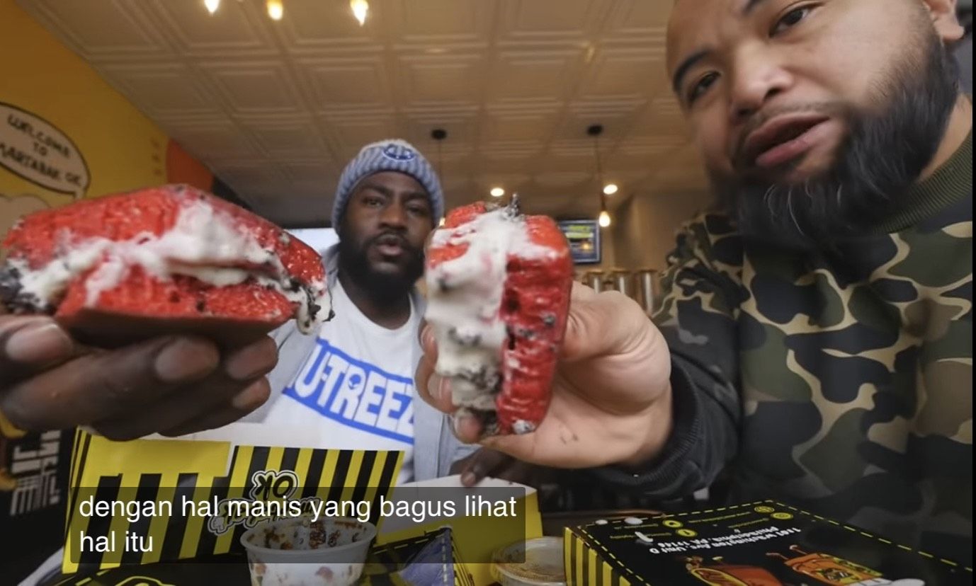 Bule cicip martabak manis dan telur di gerai Martabak OK, Washington Ave, Amerika Serikat.