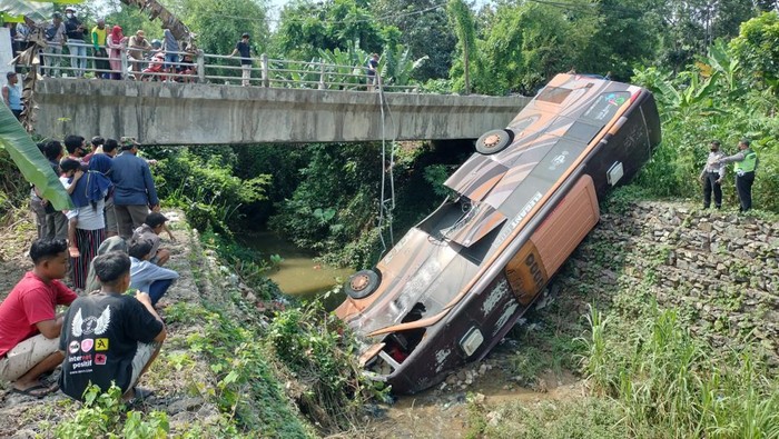 Bus menabrak jembatan lalu terjungkal ke kali di Tuban