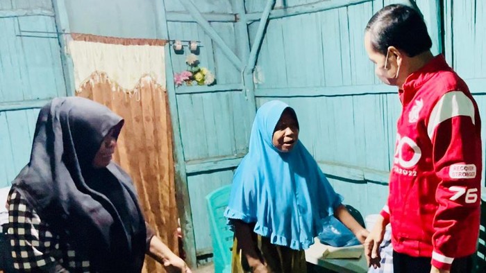 Cerita Warga Ende Didatangi Jokowi Malam Hari, Kaget hingga Terharu