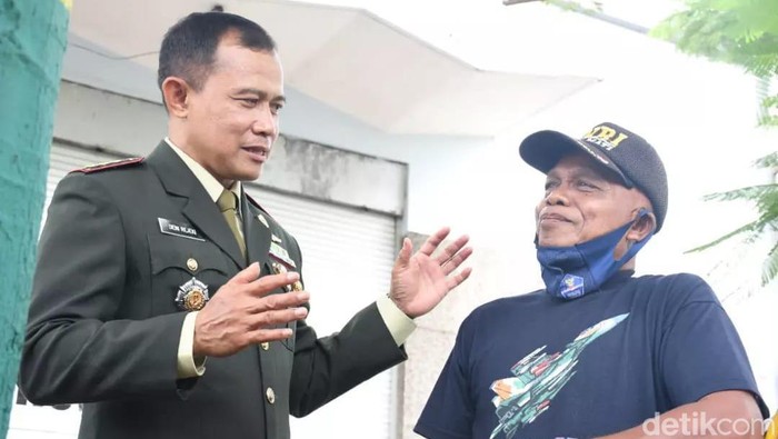 Danrem 081 Madiun saat menguji pengetahuan Pancasila warga Madiun