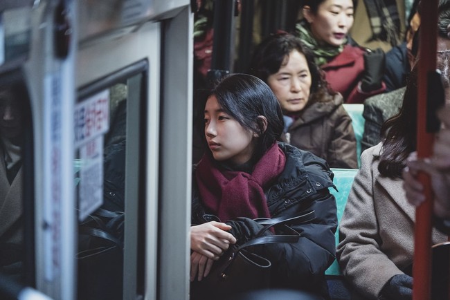 Mantan kekasih Lee Min Ho itu berperan sebagai Yu Mi, wanita berumur 30an yang hidup dalam keterbatasan. Hidupnya berubah setelah memulai kebohongan kecil dan hidup mewah dengan nama Anna. Foto: dok. Coupang Play