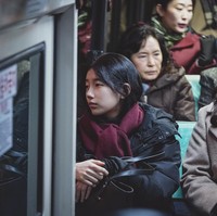 Mantan kekasih Lee Min Ho itu berperan sebagai Yu Mi, wanita berumur 30an yang hidup dalam keterbatasan. Hidupnya berubah setelah memulai kebohongan kecil dan hidup mewah dengan nama Anna. Foto: dok. Coupang Play