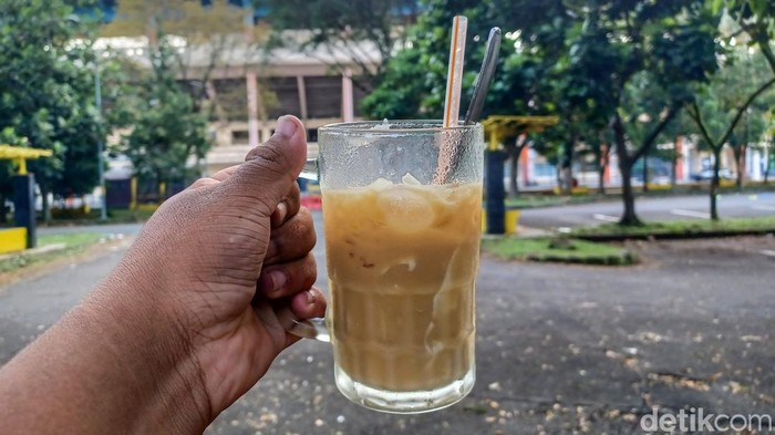 Es kelapa muda di Stadion Si Jalak Harupat Bandung.