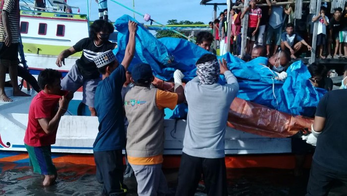 Evakuasi jenazah wanita diduga korban KM Ladang Pertiwi ditemukan meninggal (Dok. Istimewa).