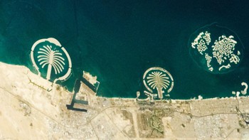 Foto Palm Jebel Ali, Palm Jumeirah dan The World Islands. Semuanya pulau buatan di Dubai. Foto: NASA