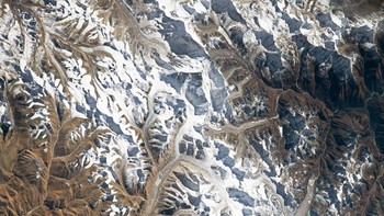 Foto Gunung Everest. Selama ini kita mengenal fotonya sebagai sebaris gunung salju. Tapi kalau dilihat dari antariksa beginilah wujudnya. Foto: NASA