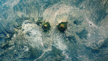 Foto Gunung Sindoro dan Gunung Sumbing di Jawa Tengah, Indonesia. NASA pun menyebutnya Puncak Kembar dari Indonesia, yang tampak seperti mata raksasa. Foto: NASA
