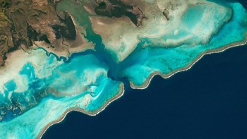 Astronaut Photography adalah koleksi foto hasil karya astronaut NASA dengan kamera, bukan foto satelit. Ini adalah terumbu karang di New Caledonia Prancis di Samudera Pasifik. Foto: NASA