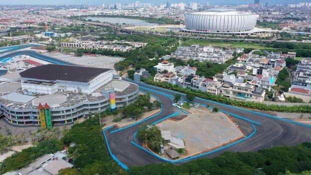 Foto udara sirkuit Formula E di Jakarta, Jumat (27/4/2022). (Photo by ADEK BERRY / AFP)