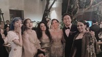 Saat datang ke acara pernikahan Vidi Aldiano dan Sheila Dara, Tiara Andini juga terlihat menikmati waktu. Ditemani segelas minuman yang segar, Tiara Andini dan beberapa penyanyi lain tampak ikut bahagia. Foto: Instagram/tiaraandini