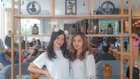 Tiara Andini juga senang menghabiskan waktu bersama sahabatnya. Bersantai di kafe sambil menikmati suasan menjadi caranya untuk menghabiskan waktu bersama sahabat. Foto: Instagram/tiaraandini