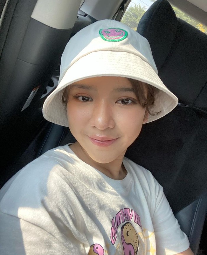 Galeri Tiara Andini Gaya Kece Tiara Andini Saat Ngopi hingga Makan Shawarma